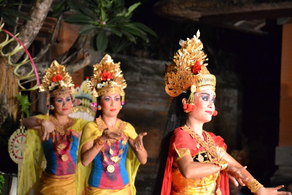 traditional Balinese dancers