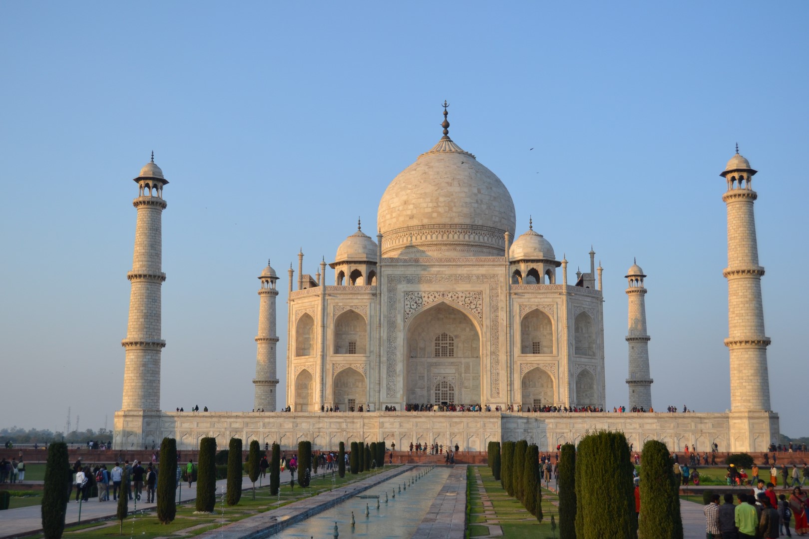 Economical Excursionists at Taj Mahal