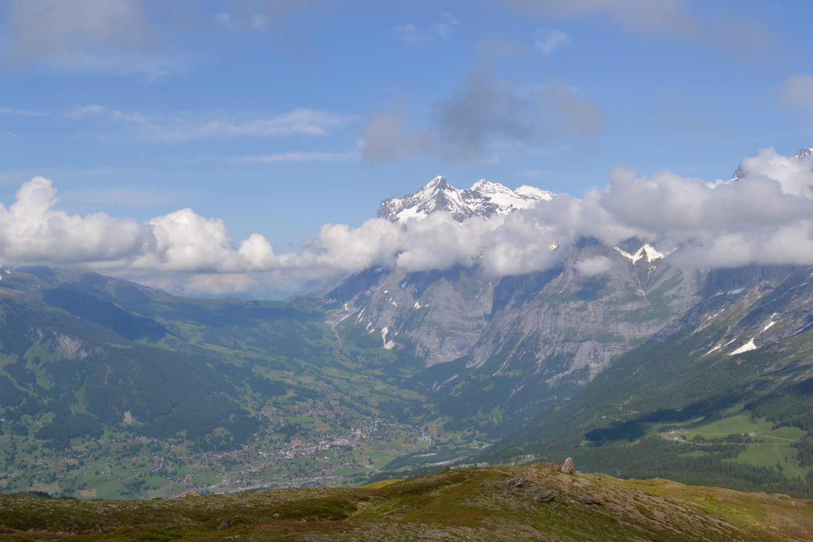 grindelwald to lauterbrunnen valley view while hiking